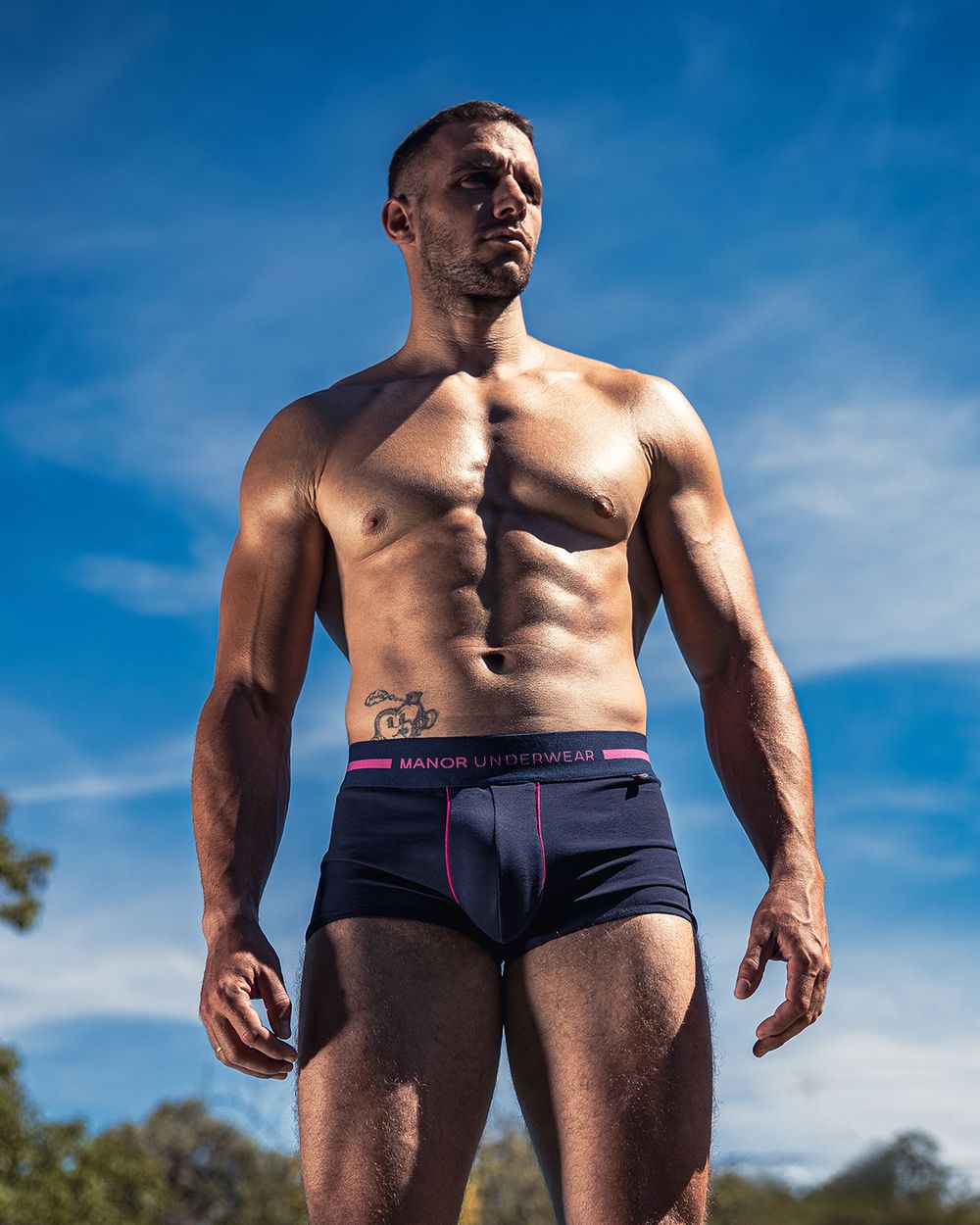 Muški model u boksericama, profesionalna underwear fotografija muškog donjeg veša u spoljašnjem ambijentu