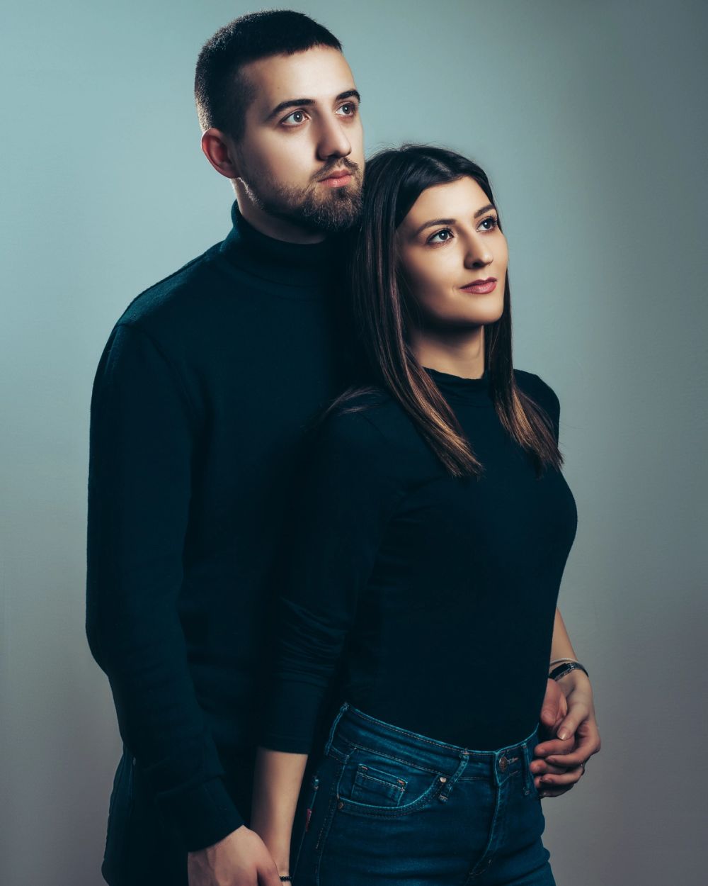 Studijski portret muškarca i žene u jednostavnoj garderobi, sa naglaskom na odnos, bliskost i izraz lica, fotografisan uz kontrolisano svetlo i neutralnu pozadinu.
