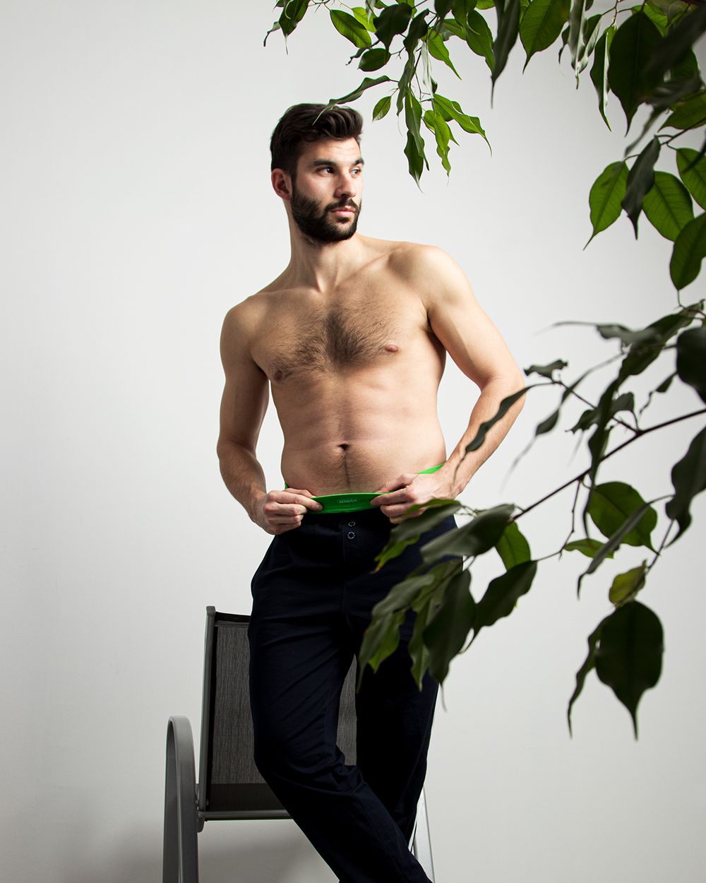 Muški model u donjem vešu i pantalonama u studijskom ambijentu, profesionalna underwear fotografija muškog donjeg veša