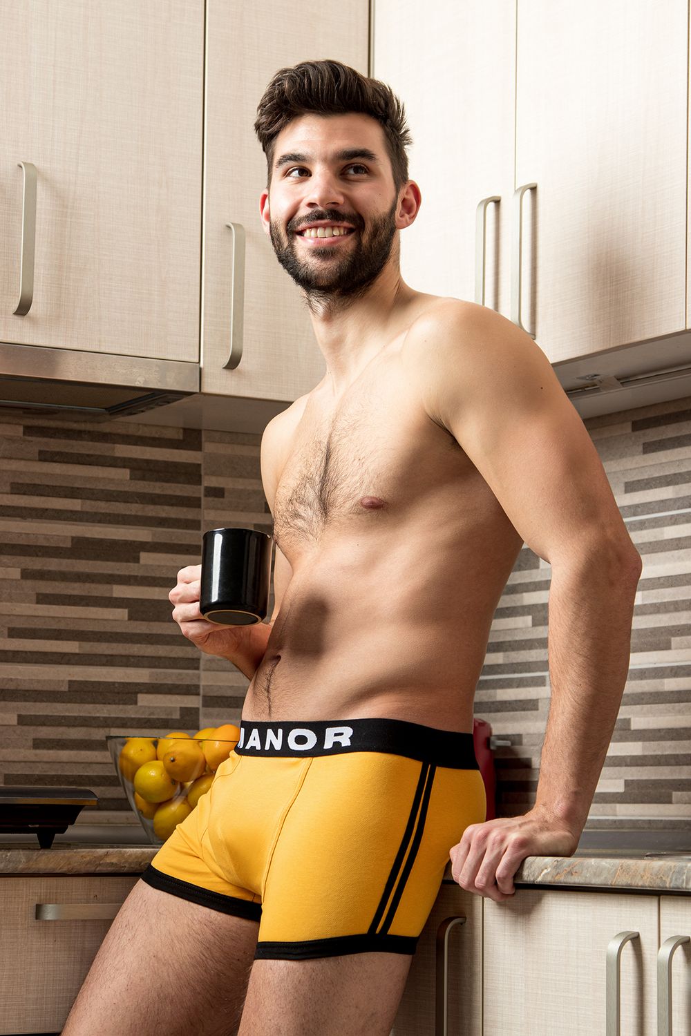 Muški model u boksericama u kuhinji, profesionalna underwear fotografija muškog donjeg veša u lifestyle ambijentu