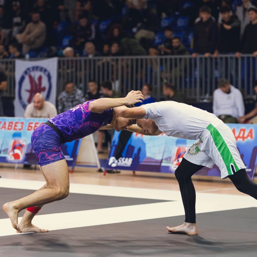 Brazilian jiu-jitsu meč tokom takmičenja, dvojica takmičara u stojećem klinču na borilištu