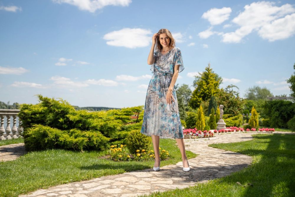 Model u elegantnoj haljini fotografisana u prirodnom ambijentu, lifestyle modna fotografija
