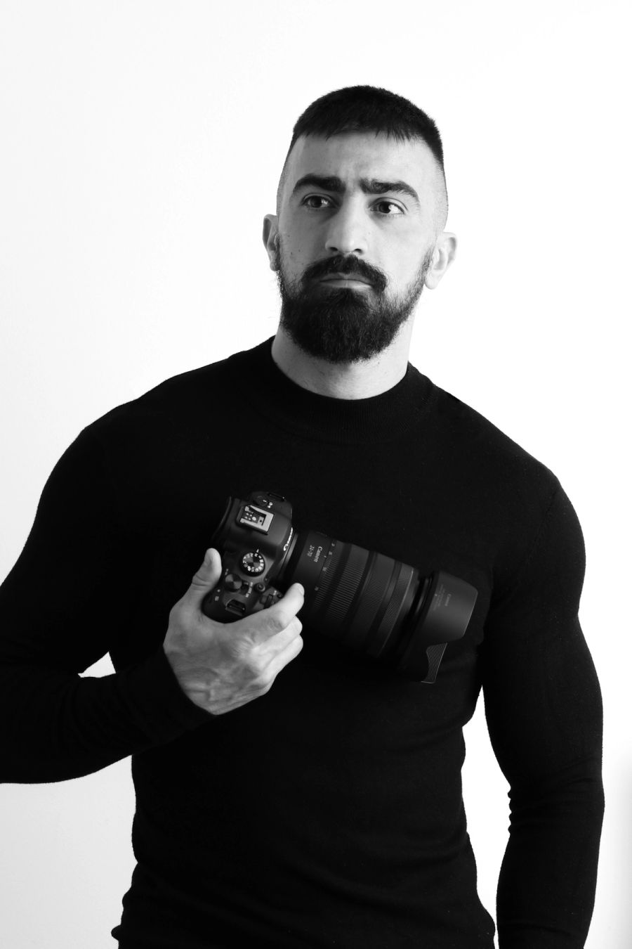 Aleksandar Jovanović sa fotoaparatom u ruci, crno-beli portret