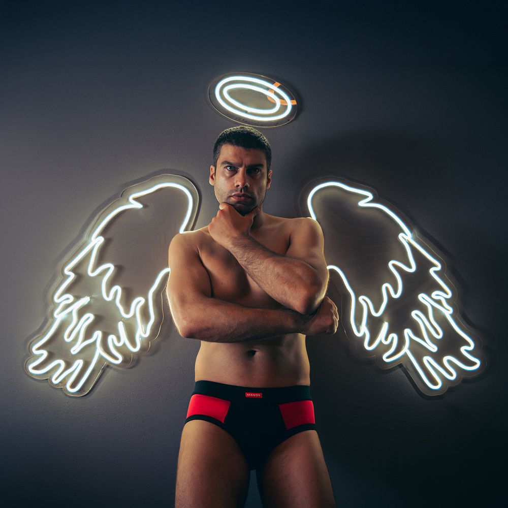 Muški model u slipovima sa kreativnim svetlosnim efektima, profesionalna underwear fotografija muškog donjeg veša u studiju