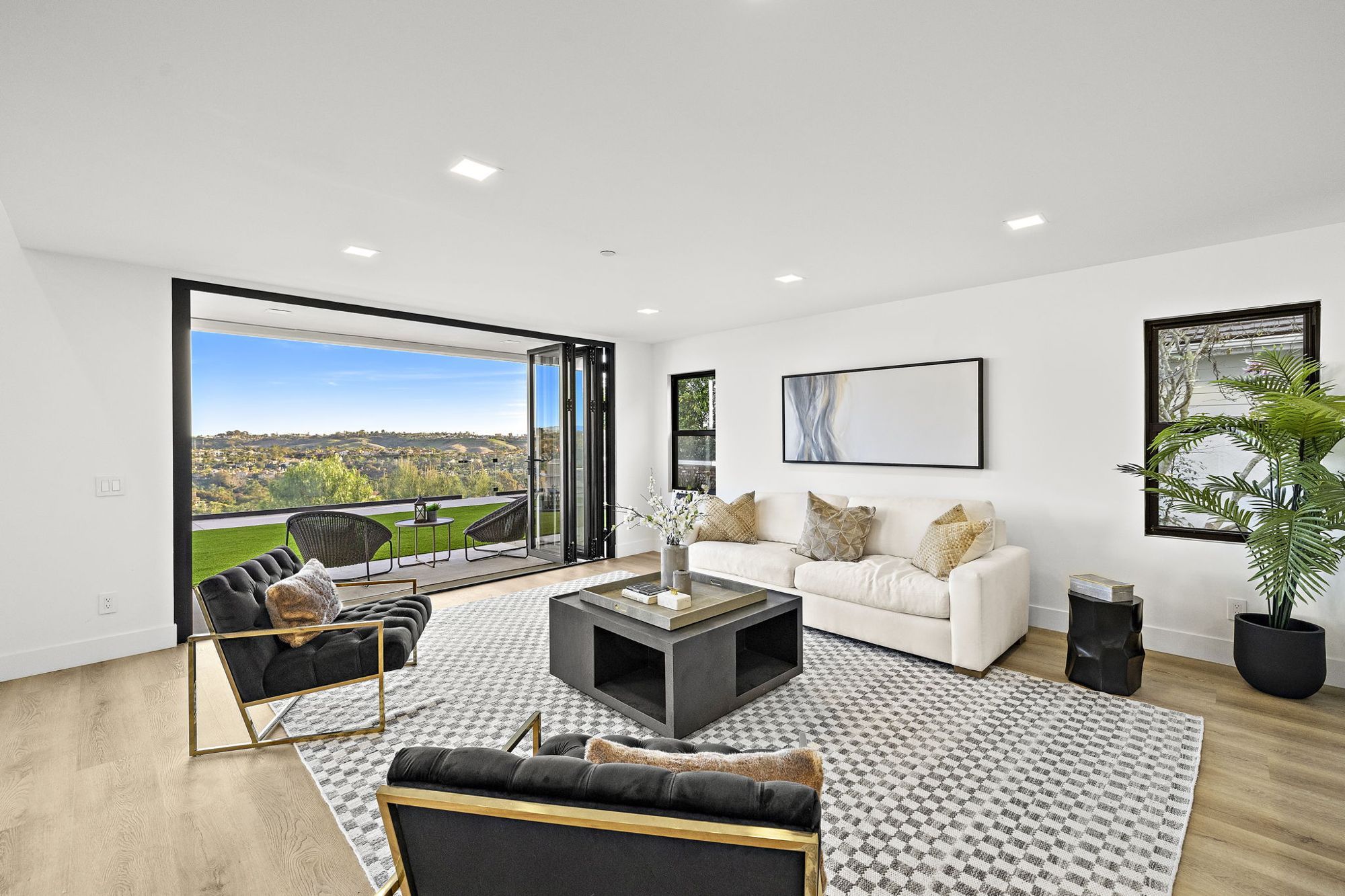 Modern family home staged by May Home Design in Laguna Niguel, photo 4