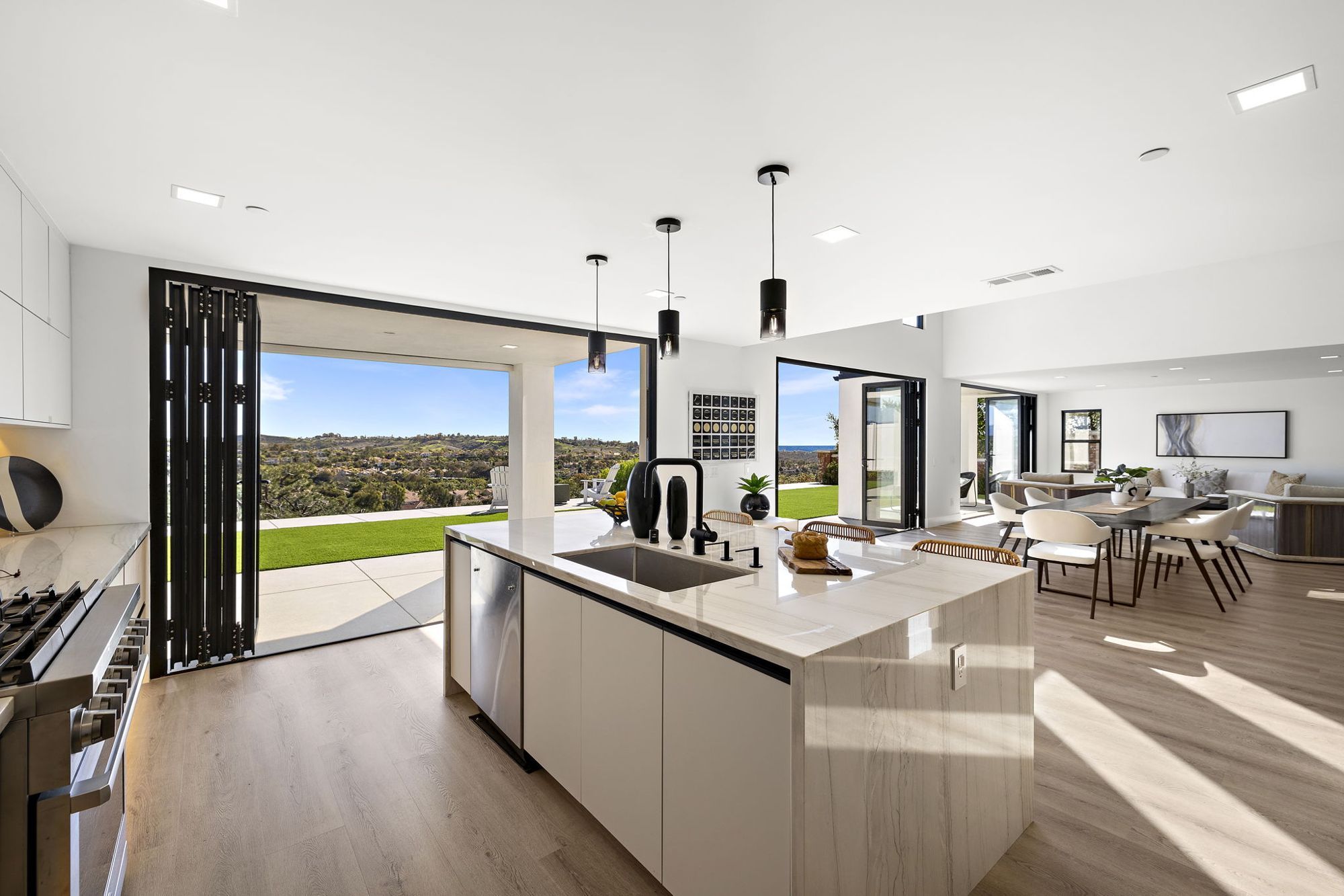Modern family home staged by May Home Design in Laguna Niguel, photo 7