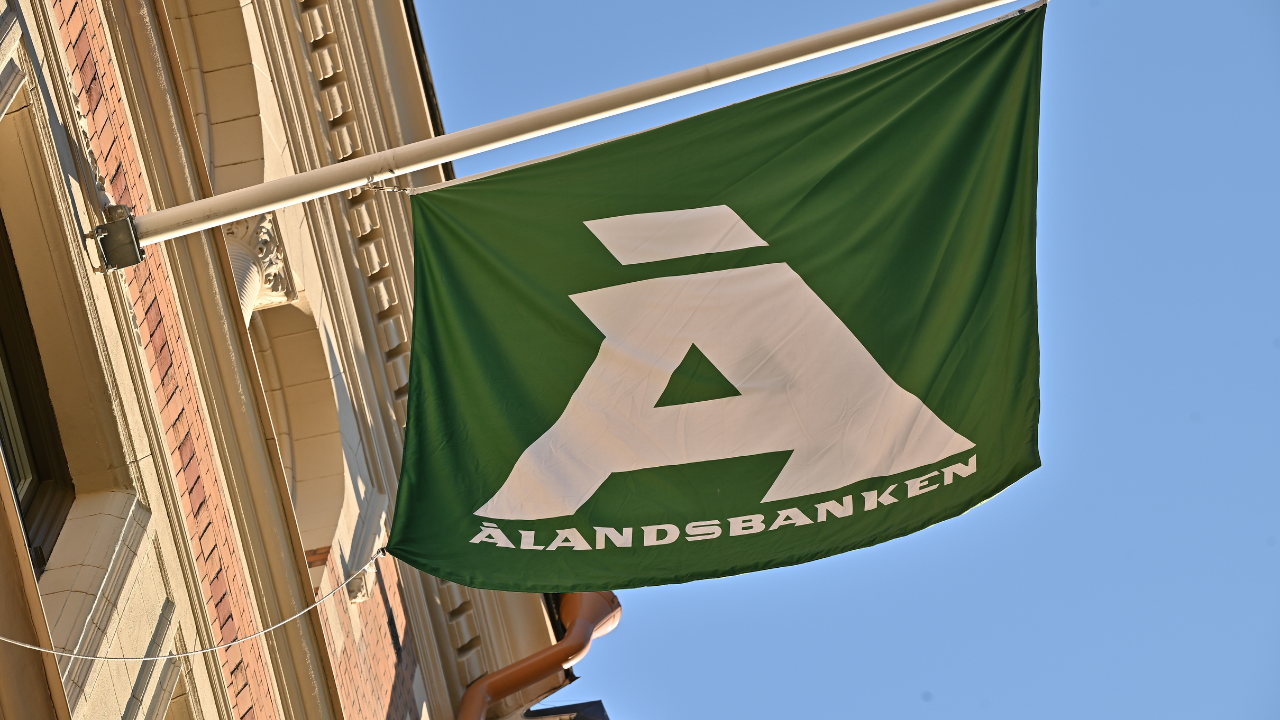 Aktien är upp tvåsiffrigt - Ålandsbanken ser mer uppsida