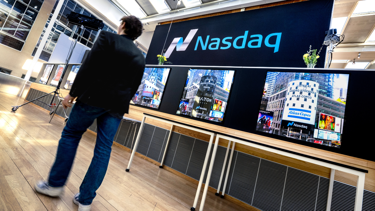 Evolution faller efter sänkt rek - OMXS30-index stiger