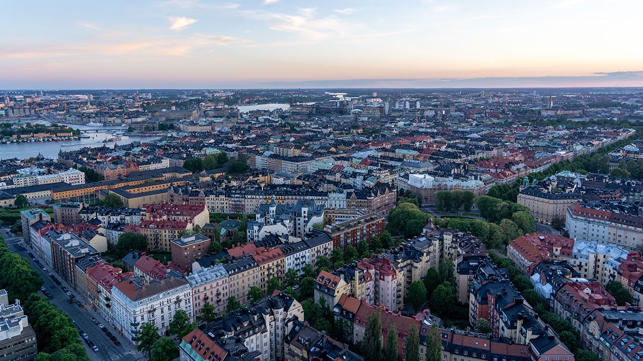 Episurf kliver in i fastigheter - rusar på börsen