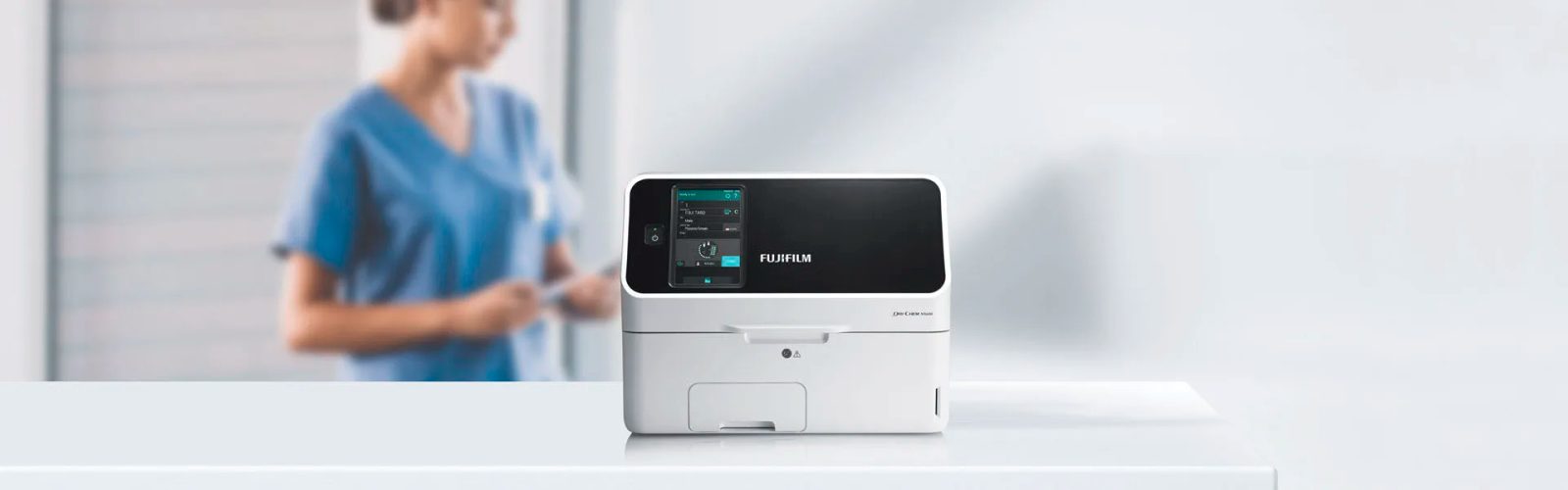 Fujifilm DRI-CHEM NX600 vastaanoton pöydällä, hoitaja taustalla