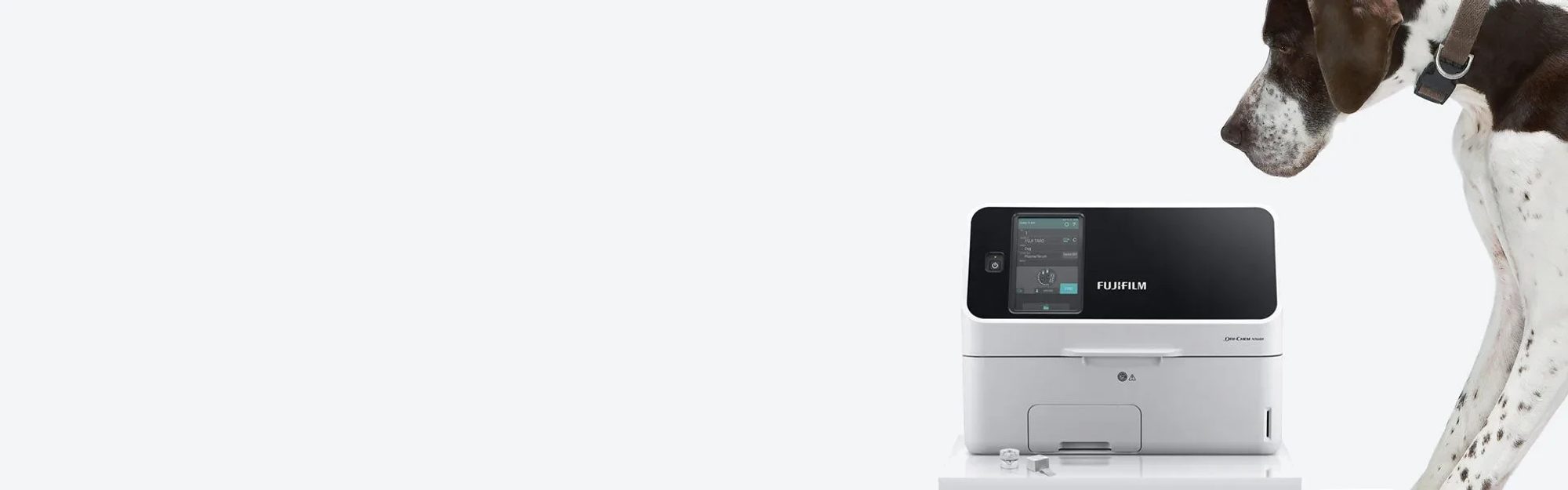 Koira katsoo Fujifilm DRI-CHEM NX600V -analysaattoria