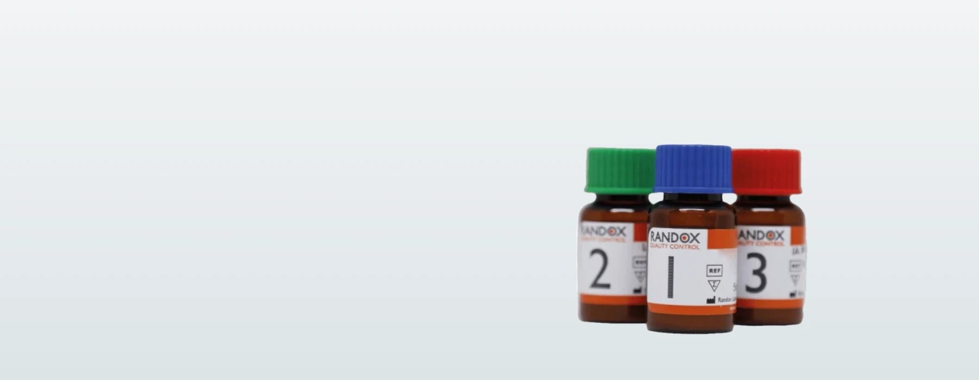 Randox Acusera -kontrollipullot tasoilla 1, 2 ja 3 vaalealla taustalla