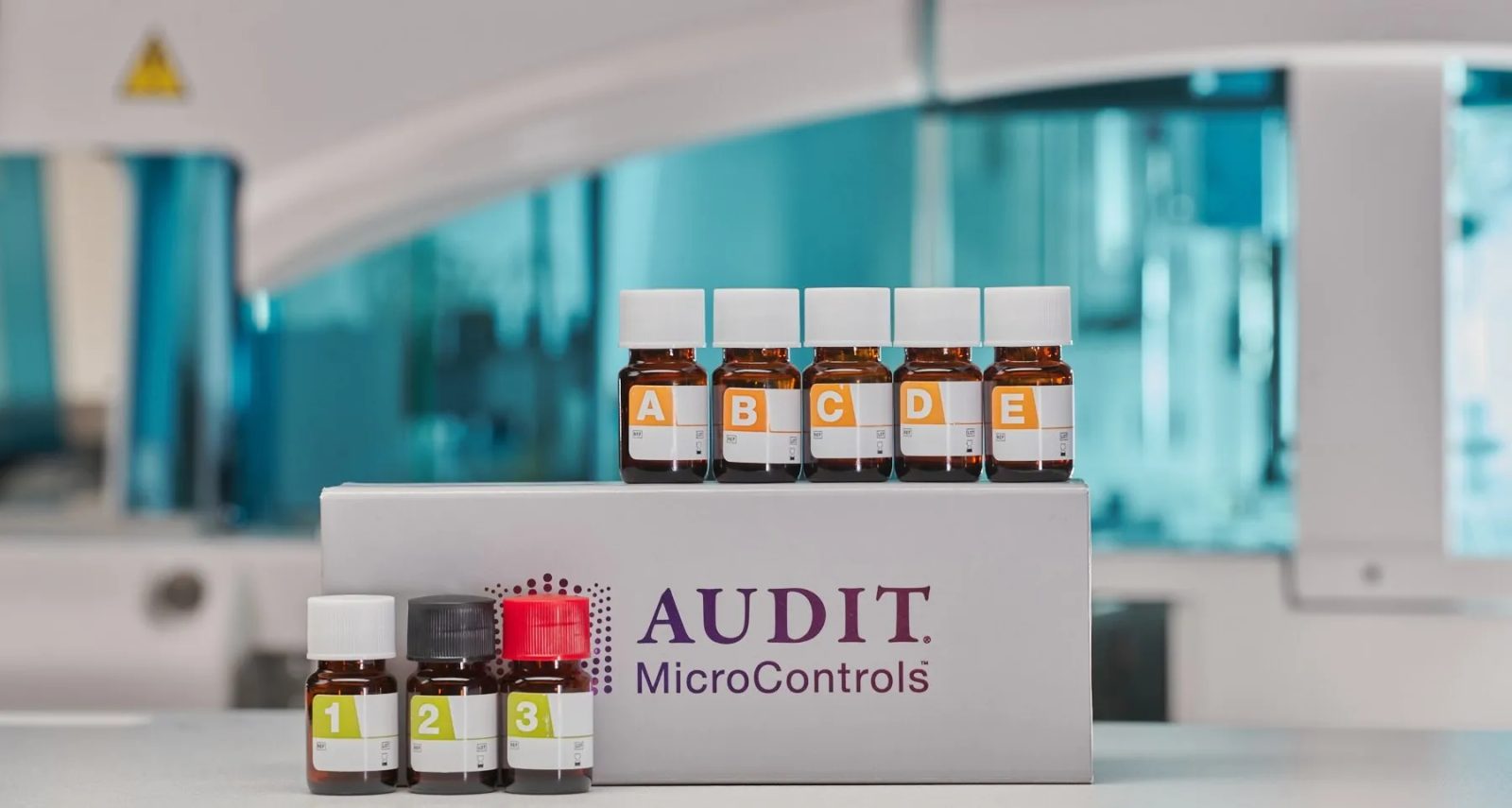 AUDIT MicroControls -lineariteettisarjan pullot A–E ja kontrollipullot 1–3 laboratoriossa