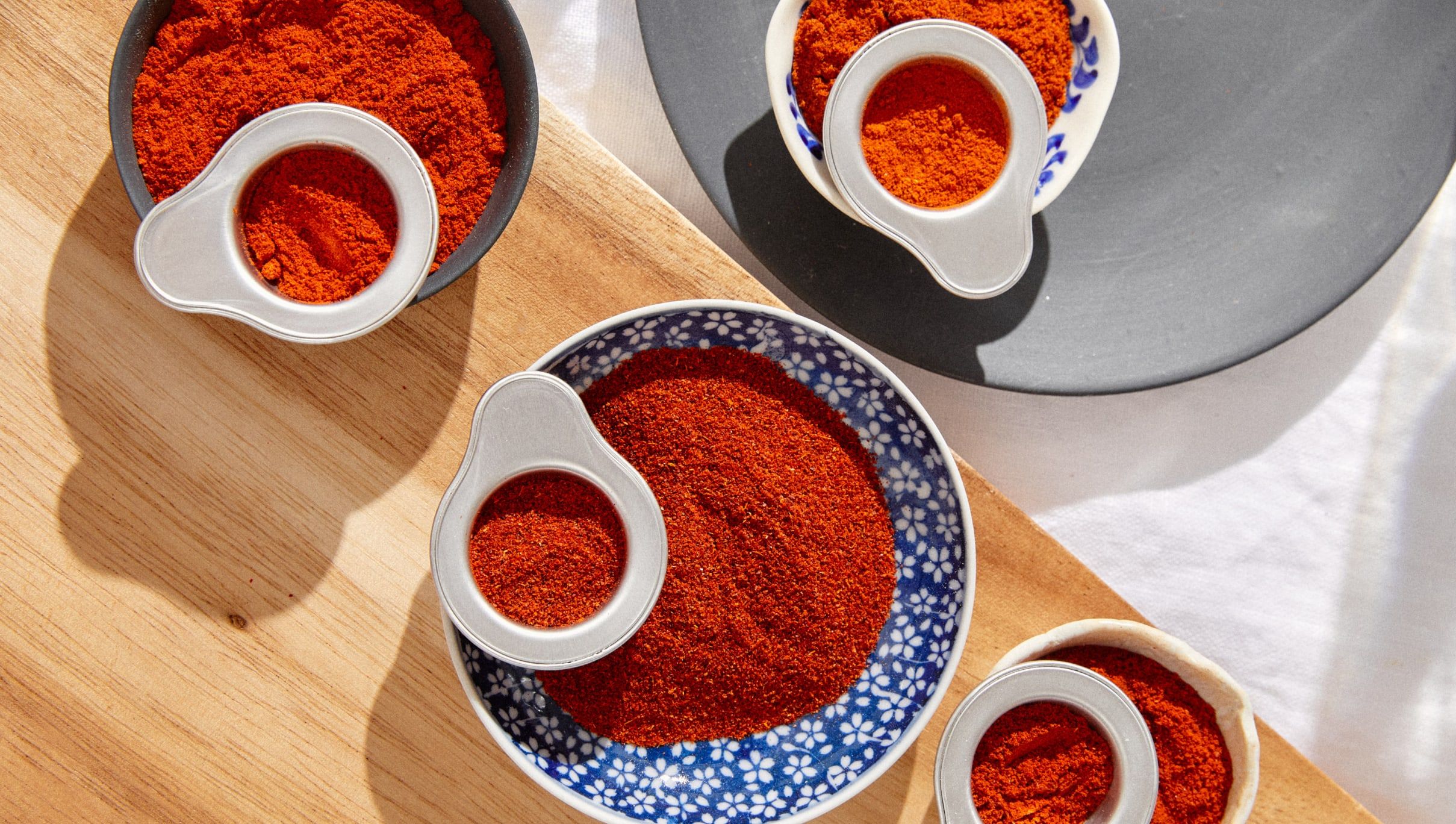 What's the difference between sweet and smoked paprika?