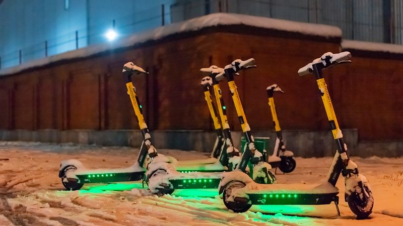 Sähköpotkulauta talvella: 14 vinkkiä ja varotoimenpiteet