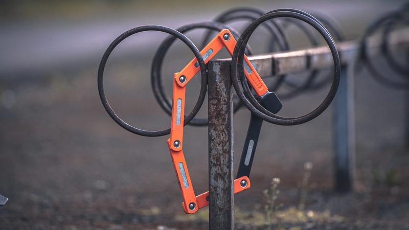 Näin suojaat sähköpotkulautasi varkaudelta