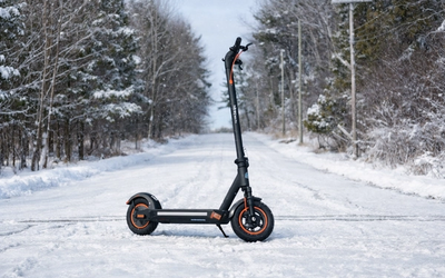 Sähköpotkulaudan tai sähkömopon talvisäilytys