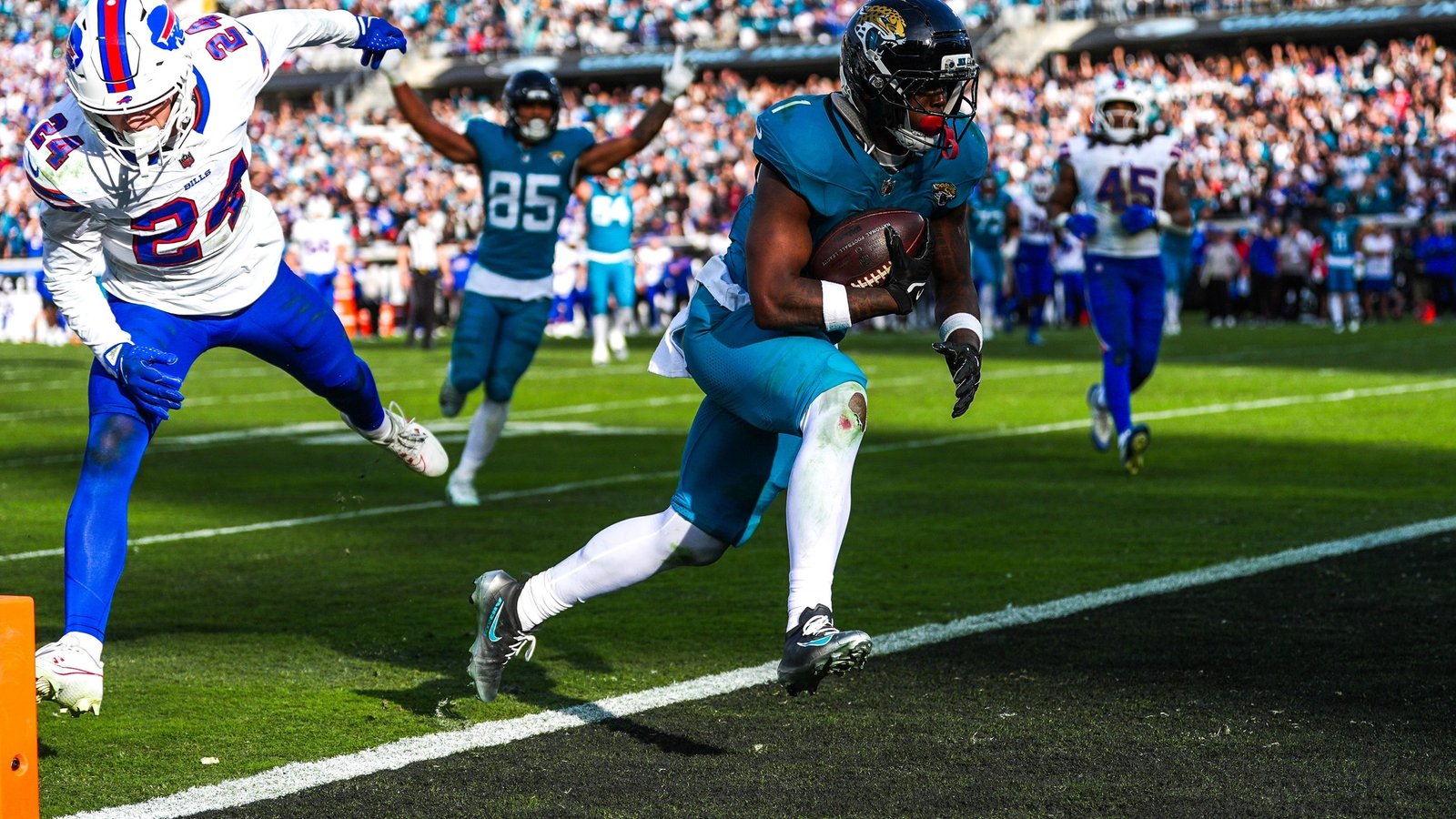 Saints agree to deal with free agent running back Travis Etienne