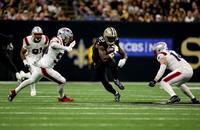 New Orleans Saints tight end Juwan Johnson carries the ball after a catch against the New England Patriots.