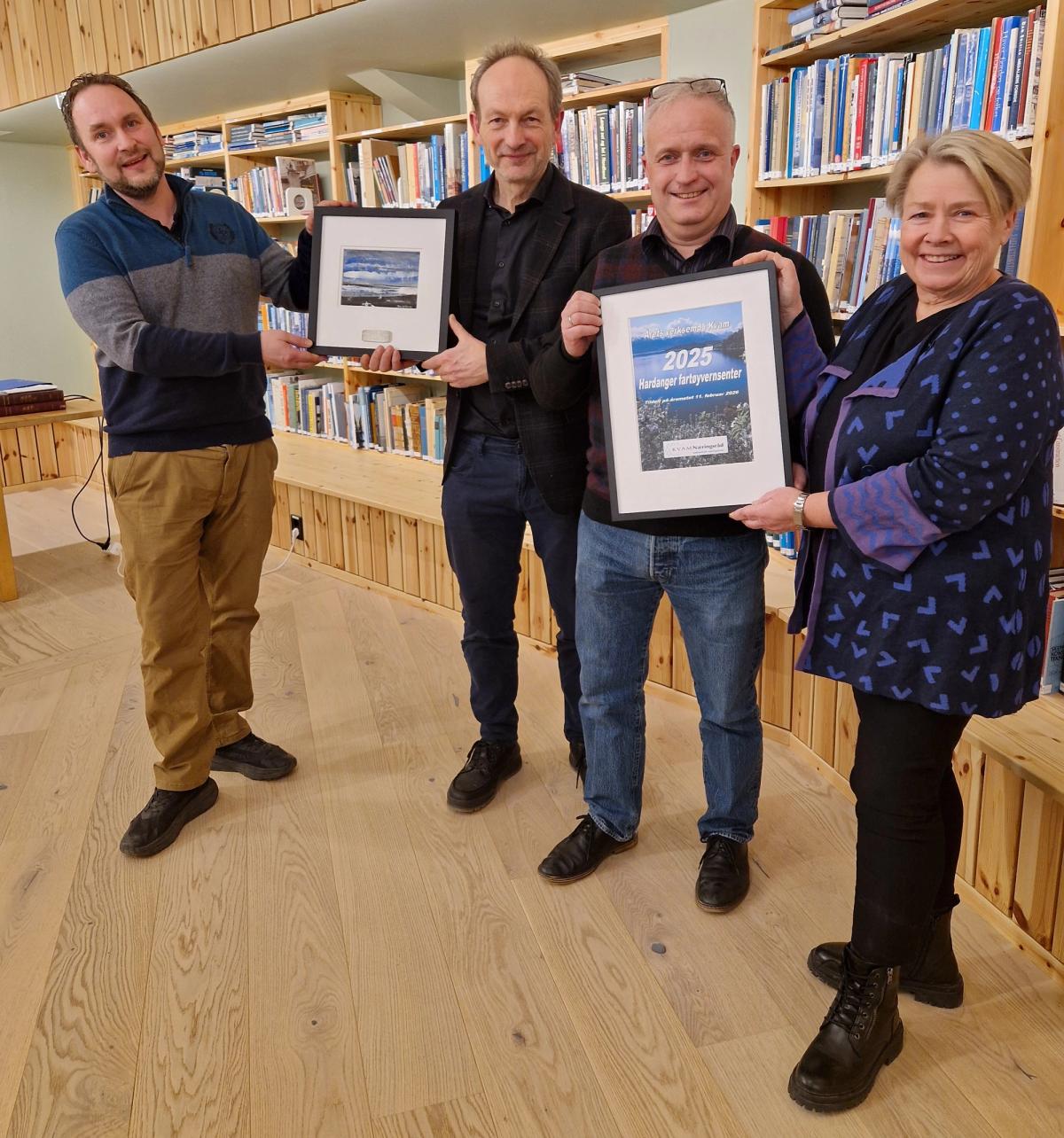 Åsmund Kristiansen og Sjur Tarjei Fykse tek imot utmerkinga som Årets verksemd 2025 frå avtroppande styreleiar Tone Søgaard (til høgre) og ny styreleiar Lars Kristian Bu (til venstre) i Kvam Næringsråd. Foto: Kvam Næringsråd