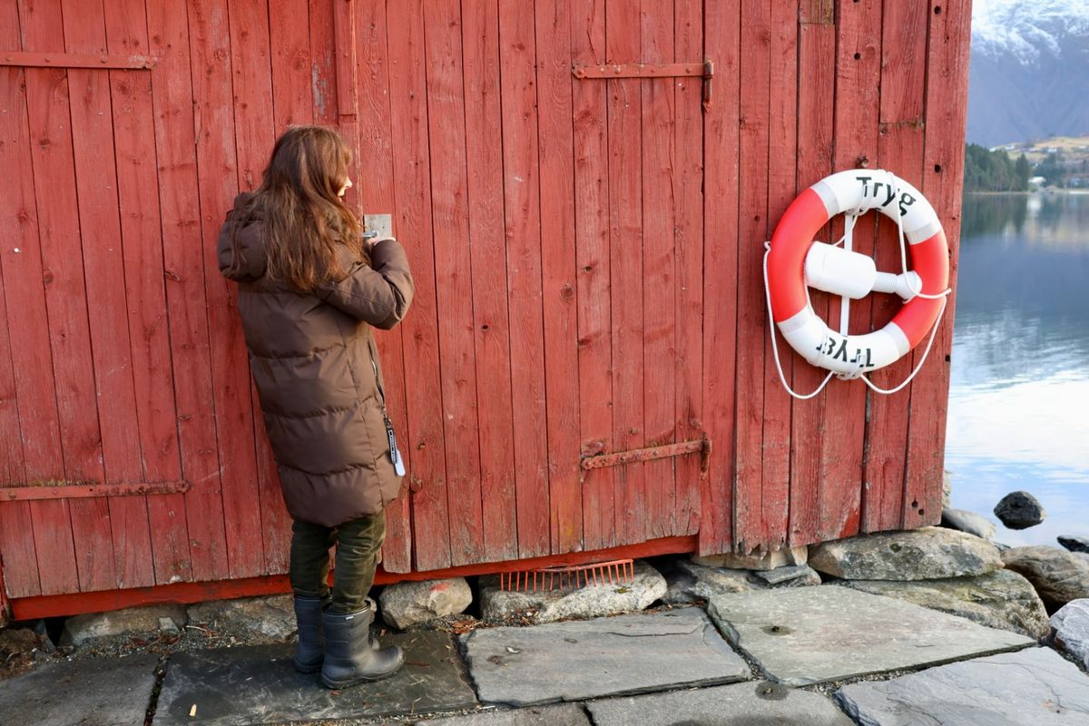 Det gamle naustet på Prestakaien har blitt fylt med liv etter at laugarlaget gjorde delar av det om til badstove. Snart opnar dei òg dørene til splitter ny badstovefestival.