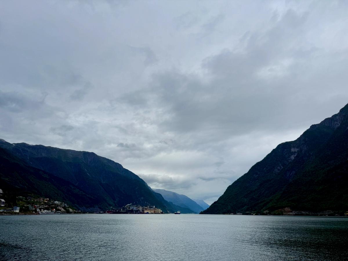 Historisk sett var fjorden hovudvegen som batt bygdesentera saman.