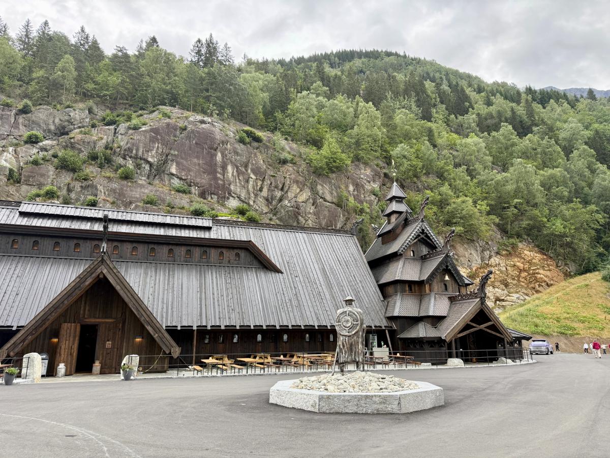 Langhuset og stavkyrkja til Camp Lothepus