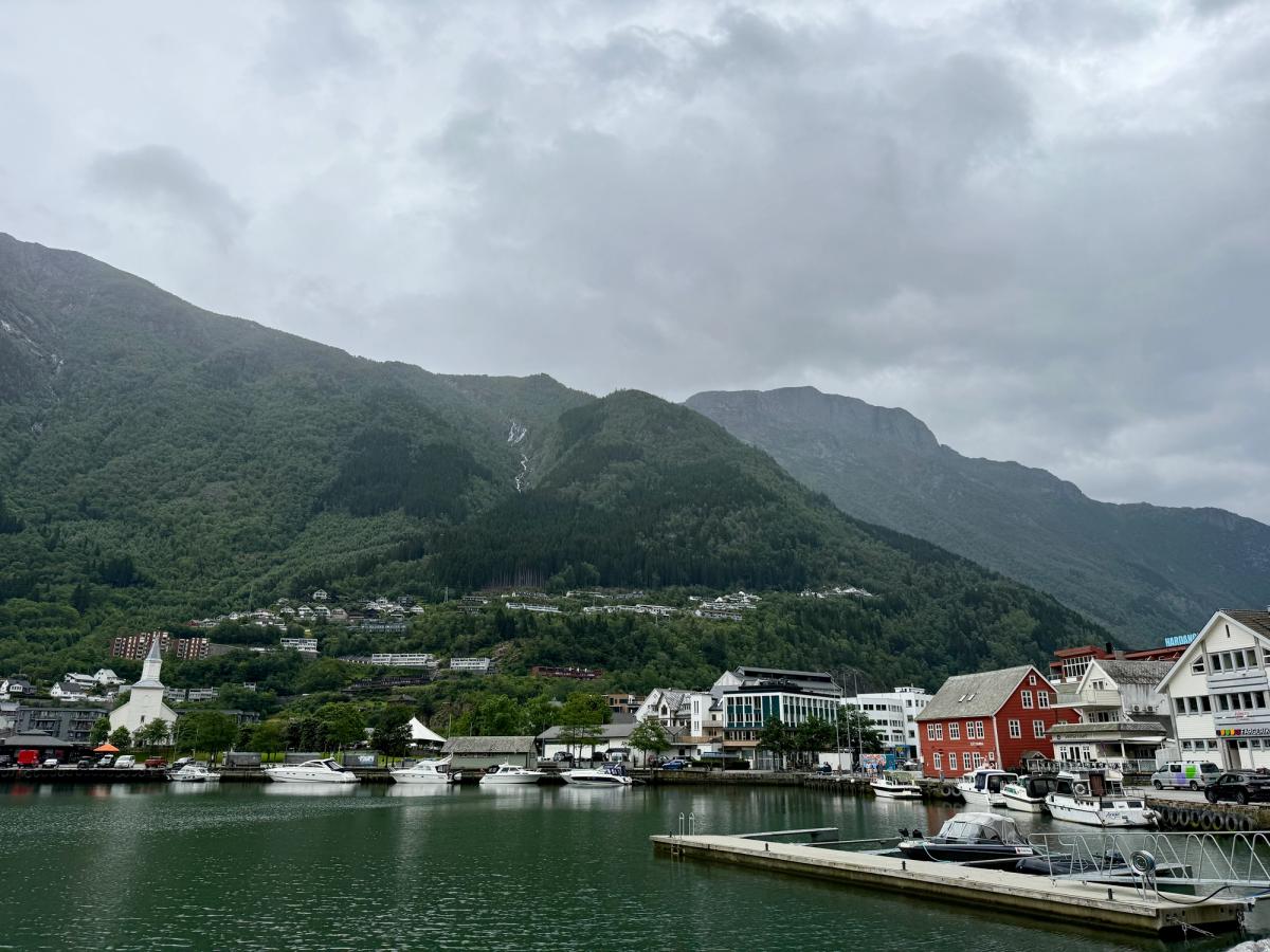 Odda har merka stor auke i talet på turistar dei siste åra. Det merkast, både på vegane og i overnattingstilbodet.