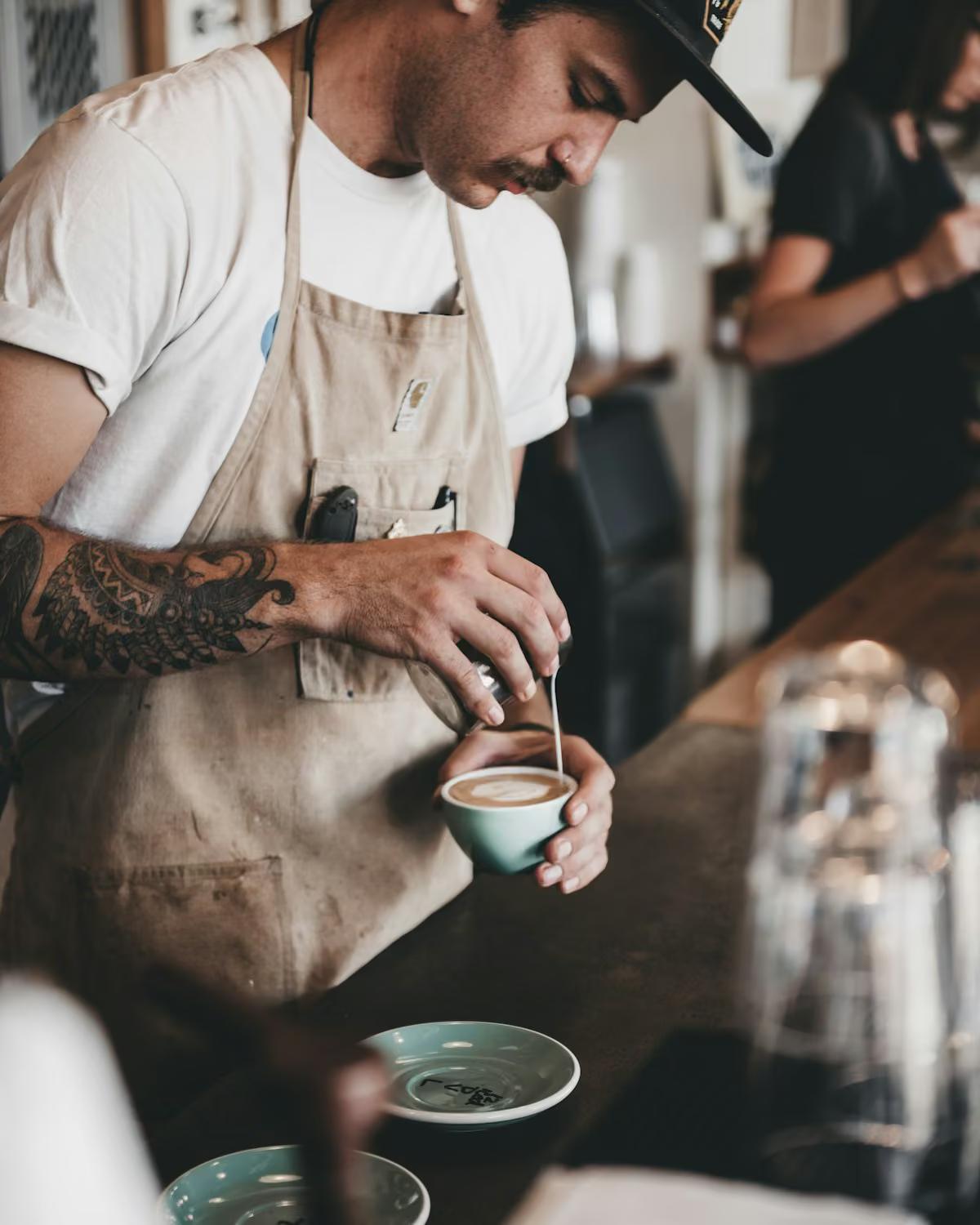 Serie "Lanza tu Cafetería" | Artículo 6: Operaciones y Talento: El Motor Humano de tu Cafetería