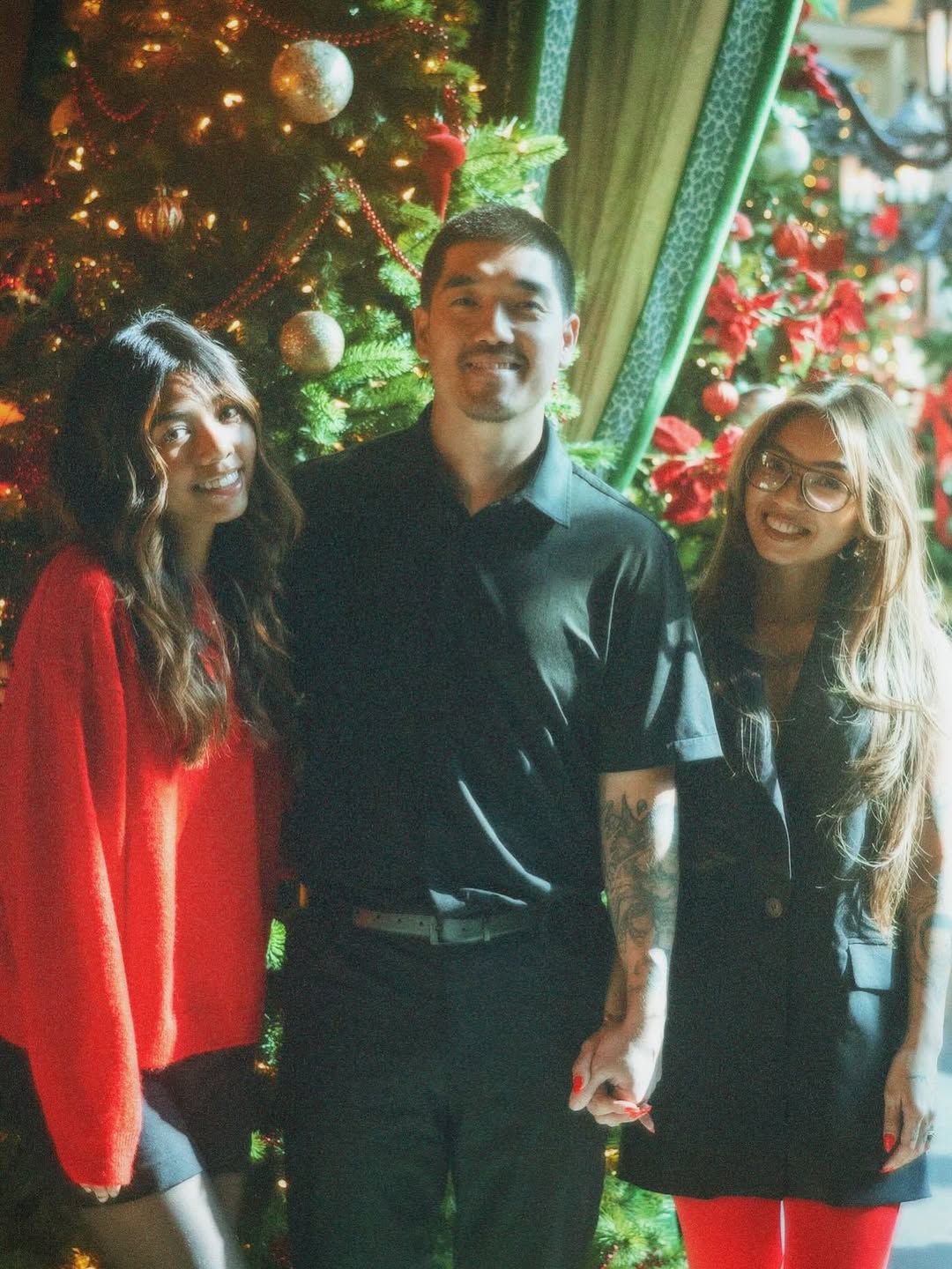 Merry Christmas and Happy Holidays from my family to yours 🎄✨❤️

📸: @jacquelinegordophotography