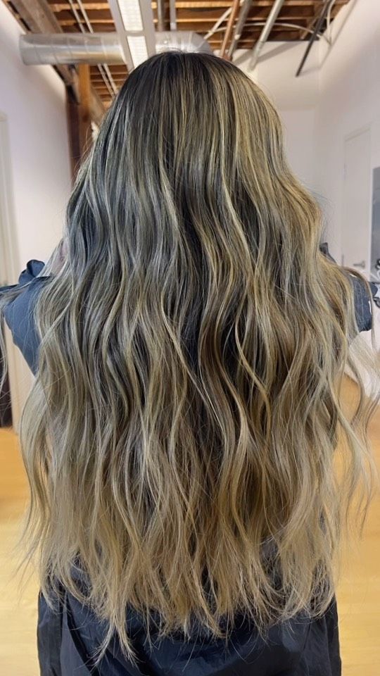 I’ve been posting lots of brunettes for Fall, but I still have my blonde babes who wanna be more blonde during Fall + Winter 😌

#sdhair #sandiegohair #sdhairstylist #sandiego #sandiegohairstylist #balayage #haircolor #sandiegohairsalon #haircuts #sd #highlights #sandiegohairextensions #hairstylist #olaplex #sandiegosalon #keratintreatment #northpark #dowtownsandiego #downtownsd #correctivehaircolor #sandiegobalayage #dtsd #sandiegostylist #behindthechair