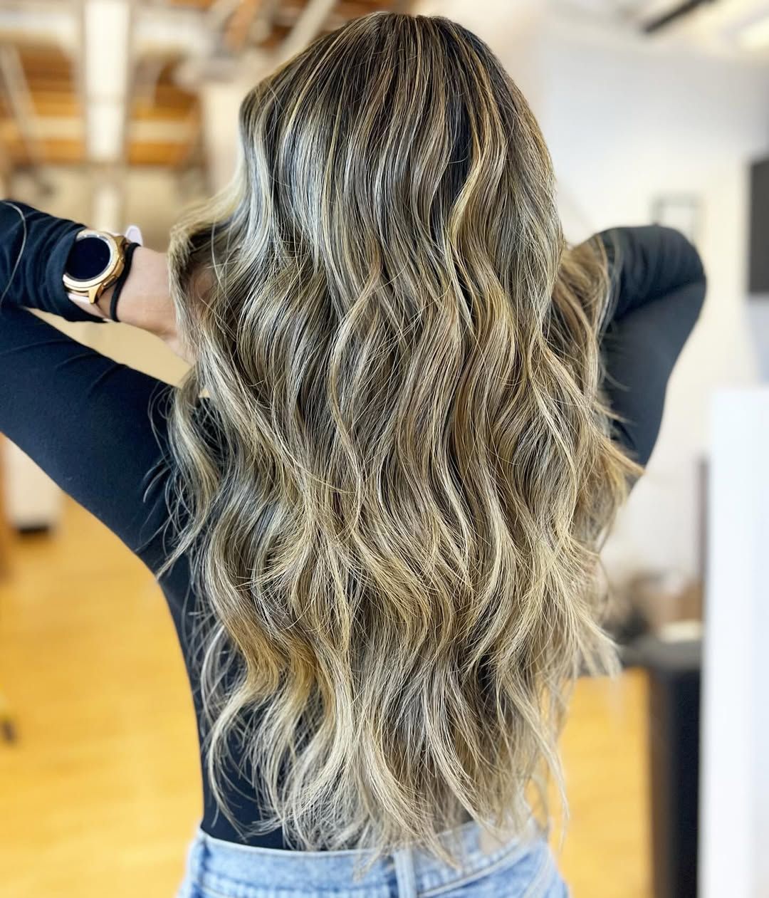 Once you get a taste of that blonde life, you typically want to go lighter *insert evil laugh* 😈 @avobrowsandbeauty said she wanted to be lighter & brighter! 😎 i trimmed her hair using @hanzonation, my magical shears that help all my girl’s hair grow like crazy! 💁🏼‍♀️ When it came to styling, I’m a hair product slut (sorry not sorry), but I use different products on everyone because everyone’s hair texture is not the same! 🫶🏼