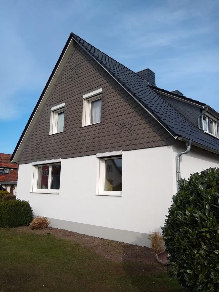 Klassisches Einfamilienhaus mit Schiefer-Giebel-Fassade