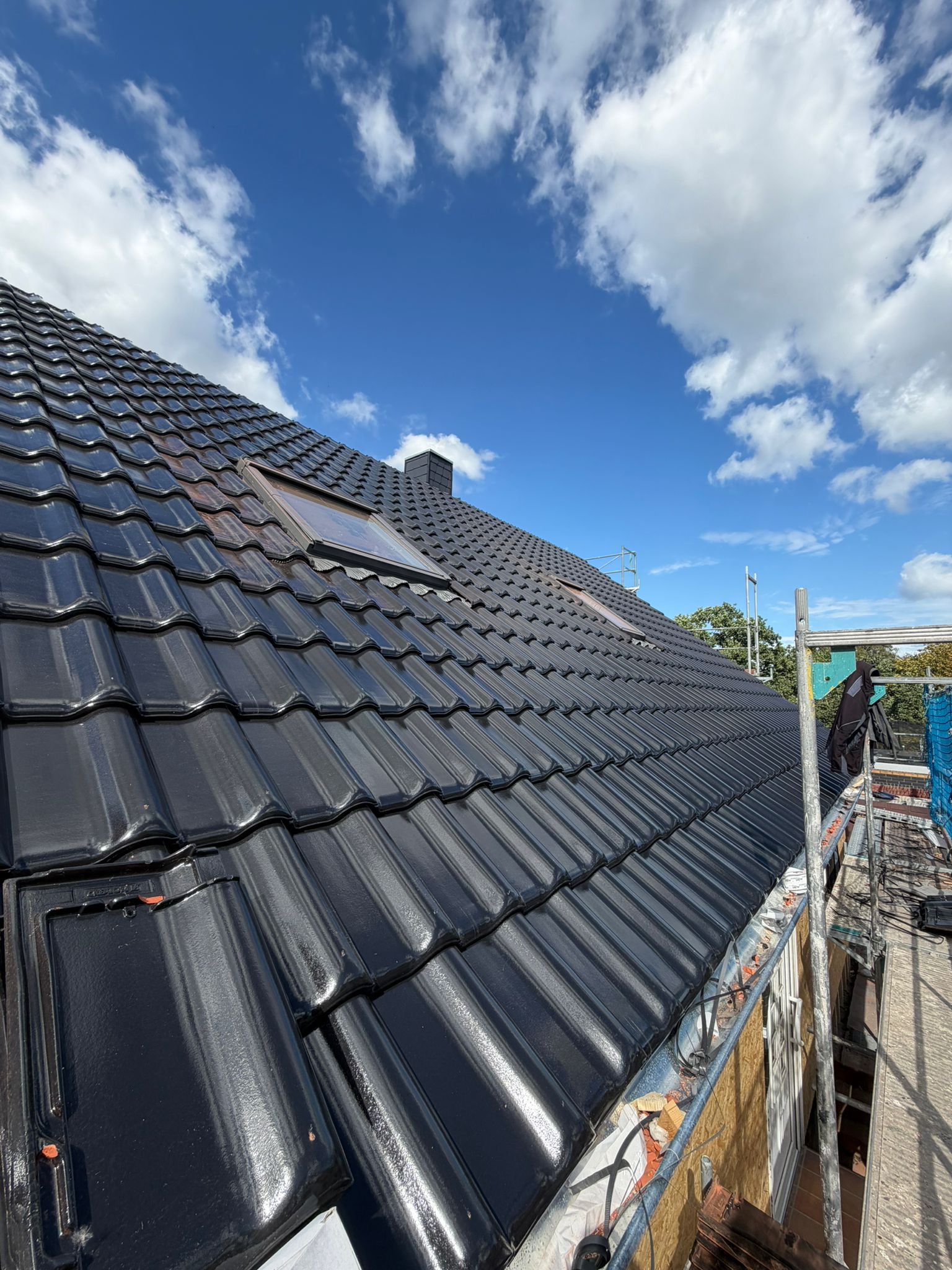 Steildach mit glasierten Anthrazit-Ziegeln in Bremen-Farge