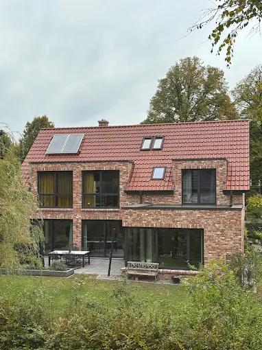 Einfamilienhaus mit Klinkerfassade und Tonziegel-Steildach in Bremen