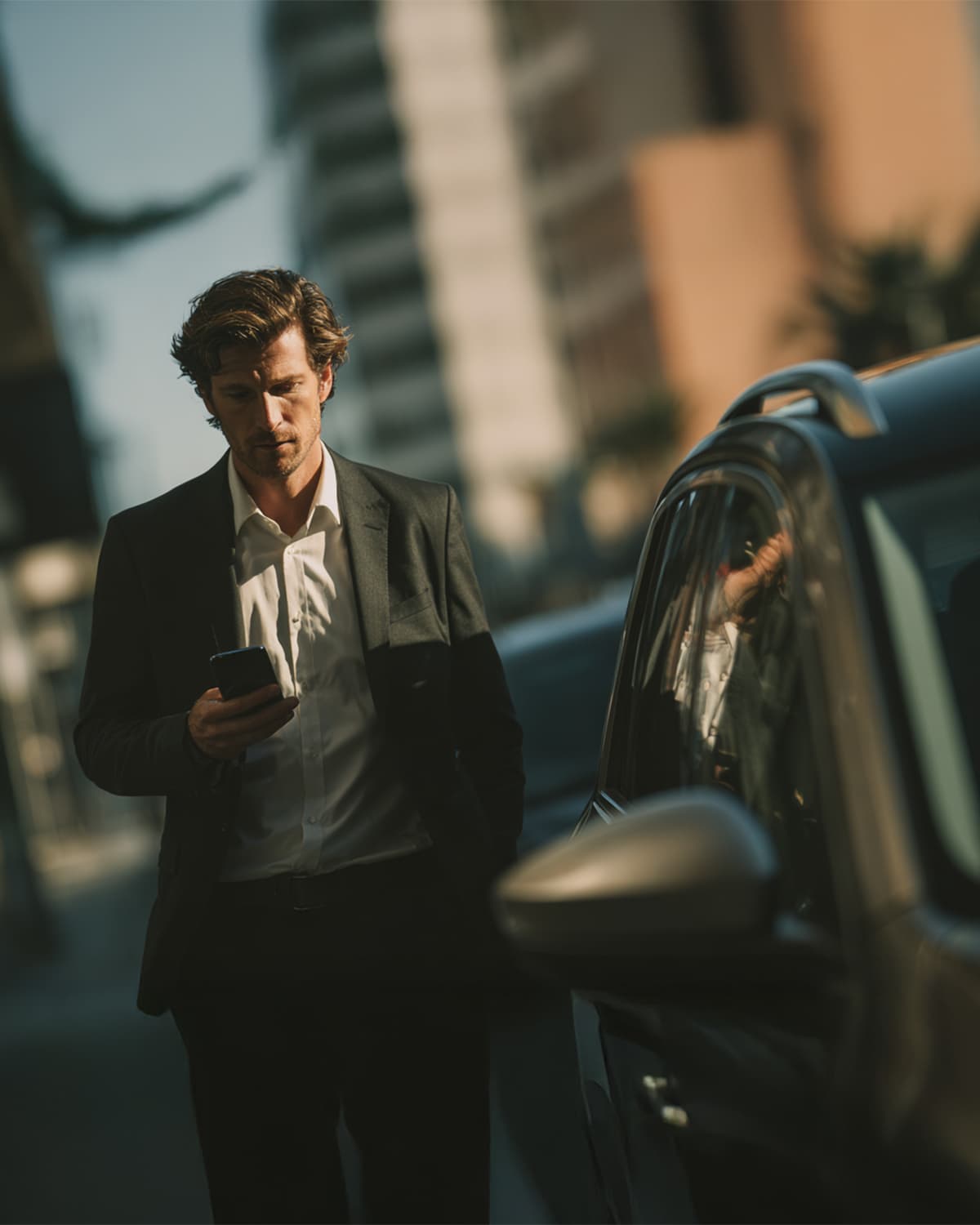 mand ved bil - europcar