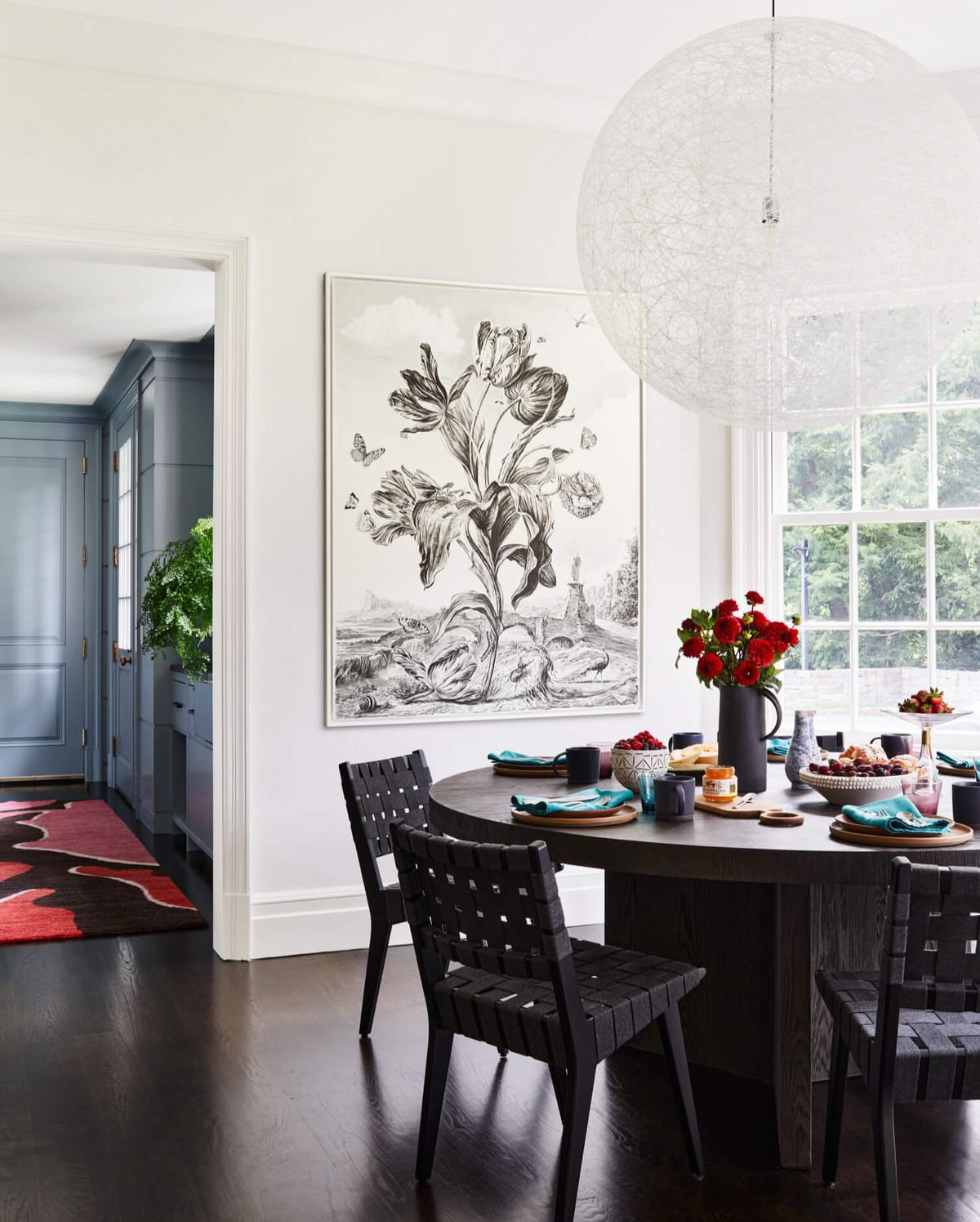 Kitchen nook with round table