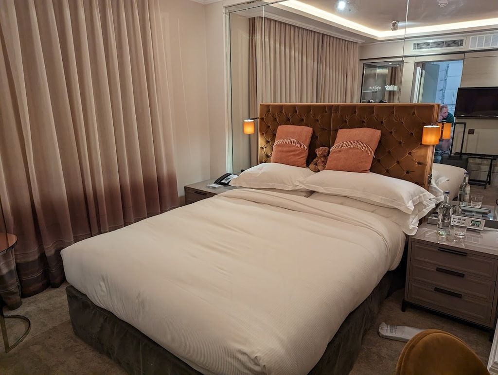 The Athenaeum Hotel & Residences – Photo 2