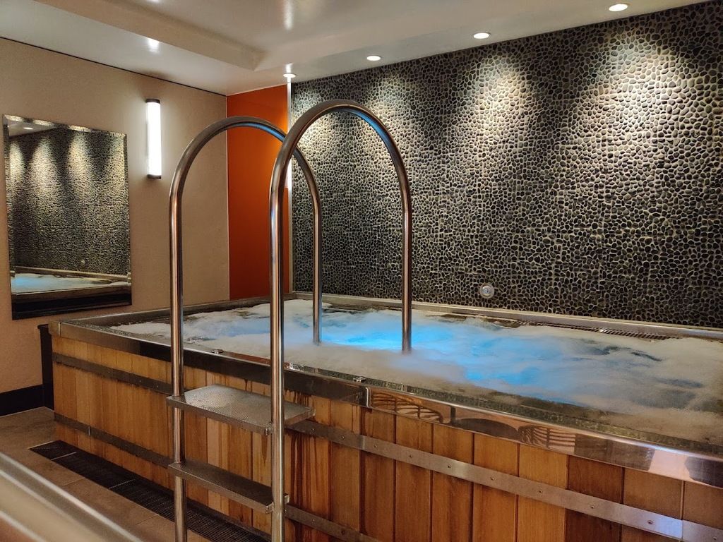 The Athenaeum Hotel & Residences – Photo 3
