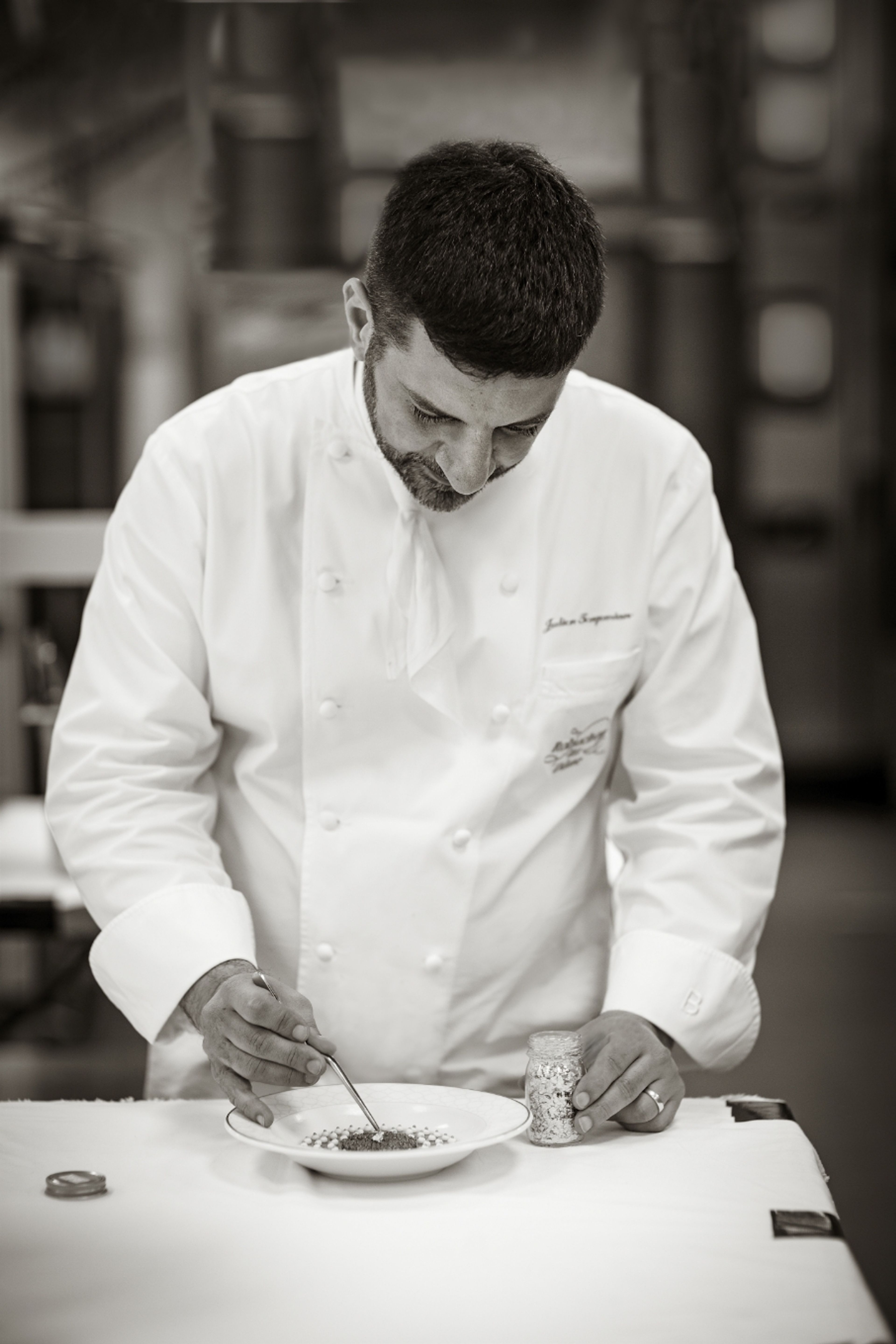 Julien Tongourian dresse une assiette