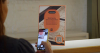 Bezoekers scant de QR-code naar de tour in Nederlandse Gebarentaal