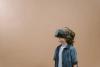 Jongentje met een VR-bril op zijn hoofd