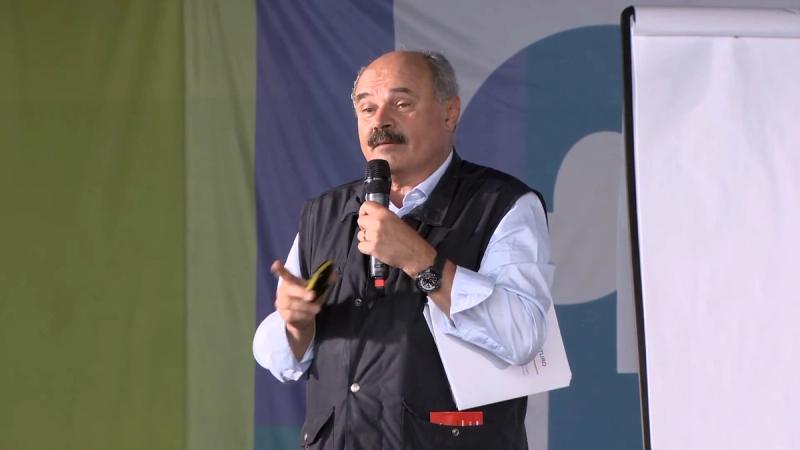 Copertina di Farinetti ci racconta il futuro