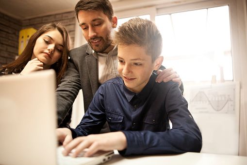 adolescente-portátil