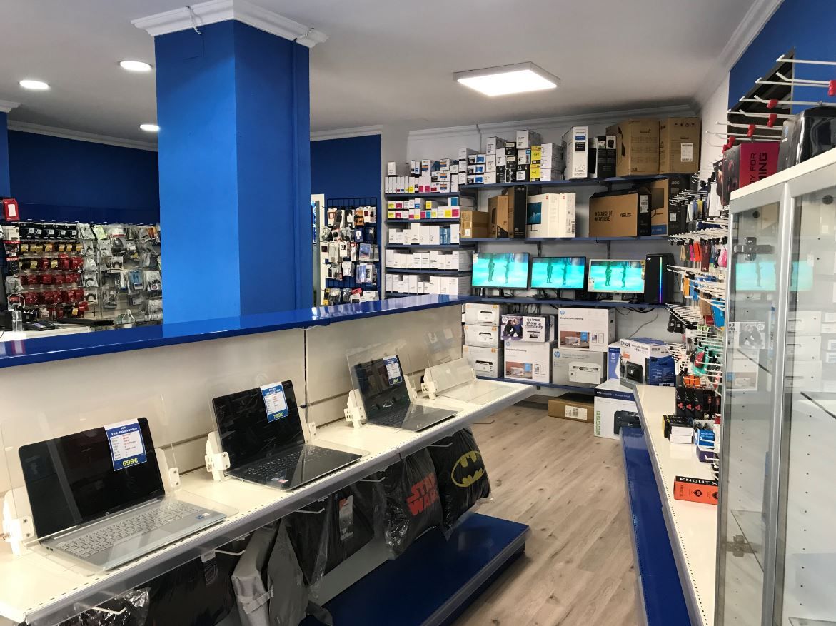 Aspecto interior de la tienda de informática de Antequera
