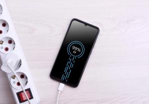 Si usas una regleta, intenta conectar de forma directa en la toma de corriente de la pared Si usas una regleta, intenta conectar de forma directa en la toma de corriente de la pared