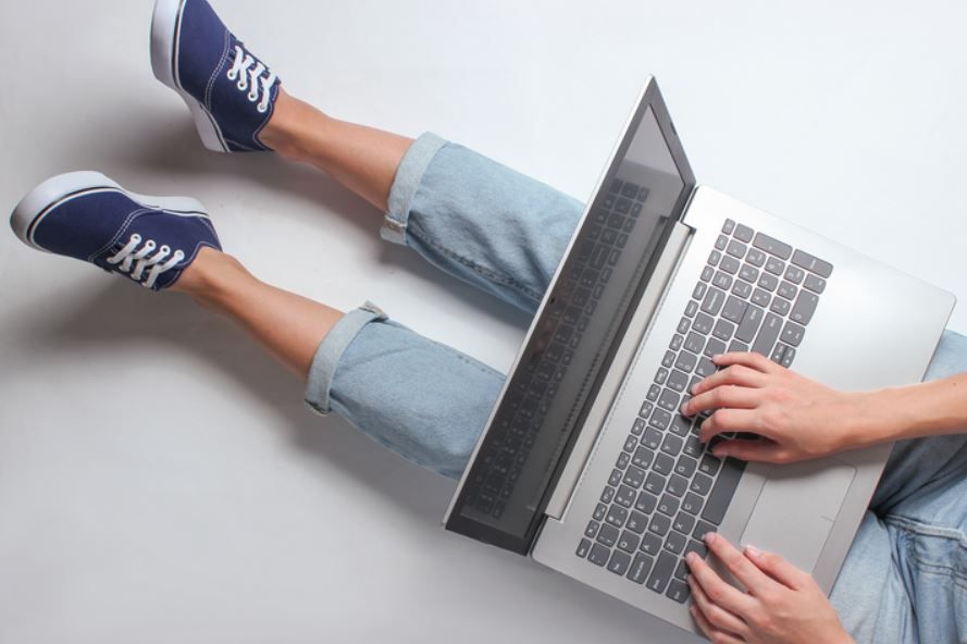 Portátil en el regazo: mala forma de uso, porque hay riesgo de sobrecalentamiento Portátil en el regazo: mala forma de uso, porque hay riesgo de sobrecalentamiento