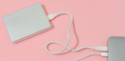 ¿Por qué es importante hacer copias de seguridad en discos duros externos?