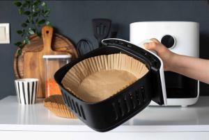 Papel vegetal para mantener limpia la cesta de la freidora de aire