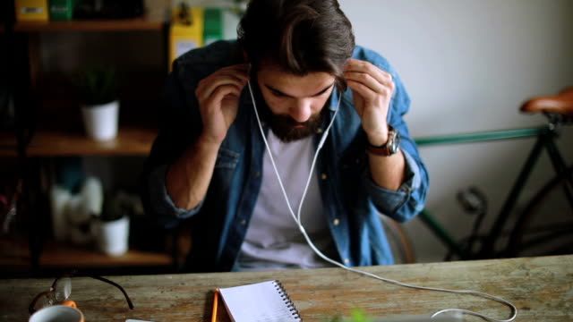 Uso de unos auriculares en una videoconferencia desde casa